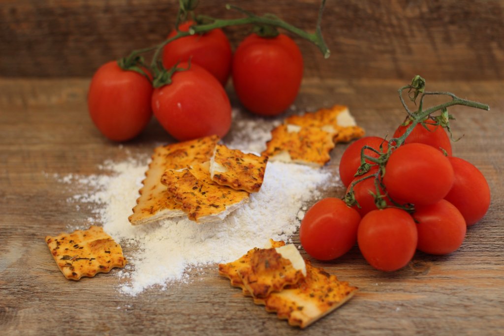 Italian crunchy tomato crackes, recipe from Simili sisters.