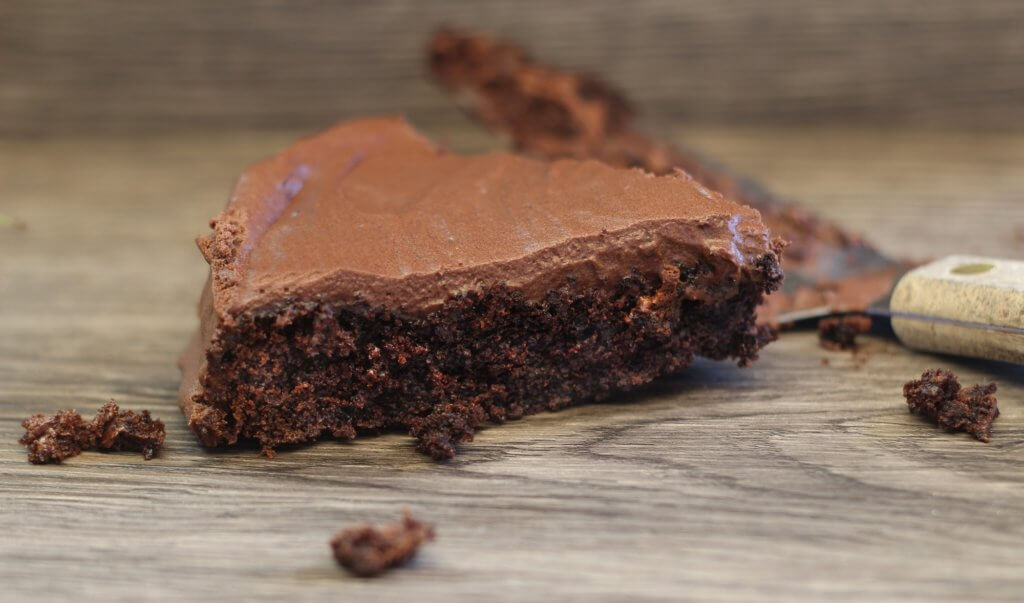 Torta al cioccolato facilissima con frosting al cacao.