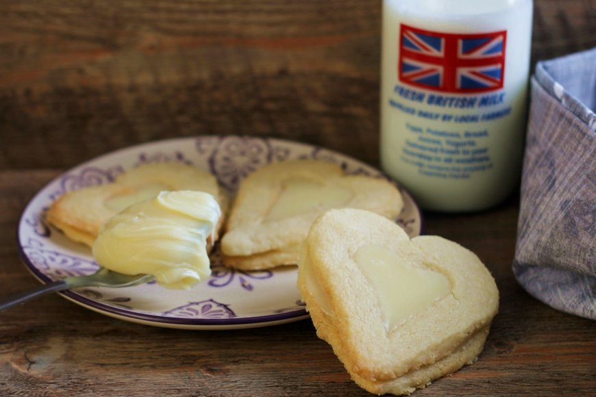 Biscotti di frolla con crema al cioccolato bianco e whisky.