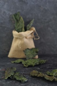 Chips di cavolo nero ( o ali di pipistrello croccanti per Halloween)