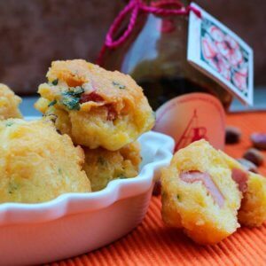 Frittelle con mortadella, aceto balsamico tradizionale e pistacchi