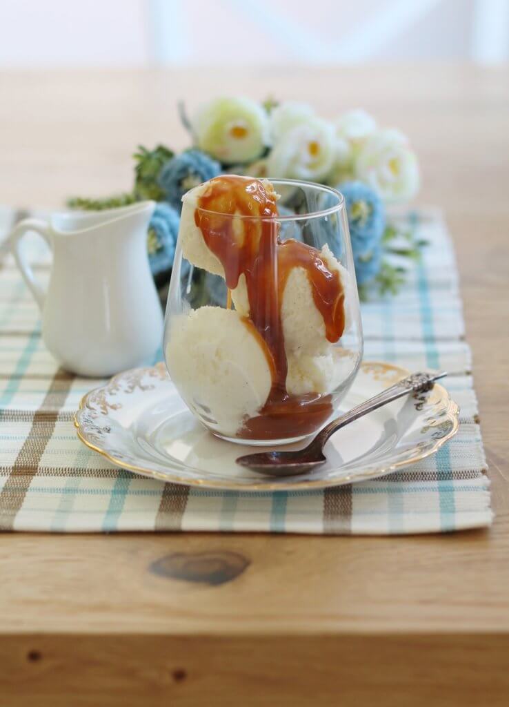 Gelato al fiordilatte con salsa al caramello.