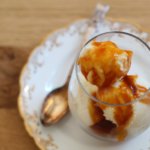 Gelato al fiordilatte con salsa al caramello.