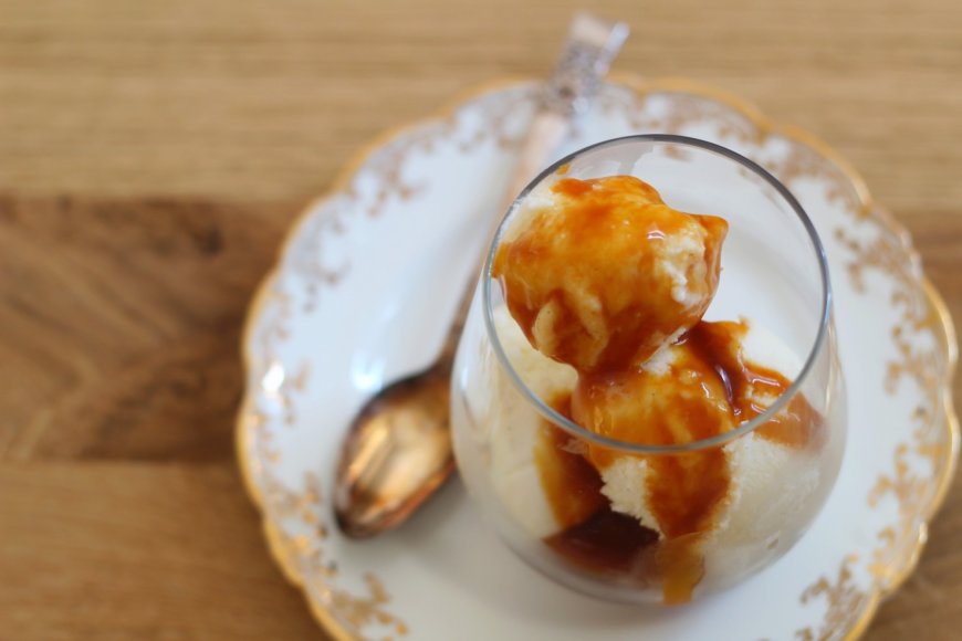 Fiordilatte ice cream with caramel sauce.