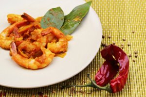 Chingri maach, gamberi al curry