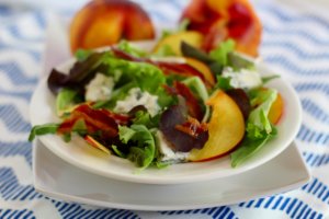 Insalata con bacon, pesche e gorgonzola