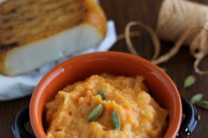 Purè di patate, carote e cardamomo