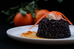 Riso venere agli agrumi e curcuma