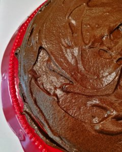 Torta al cioccolato facilissima con frosting al cacao
