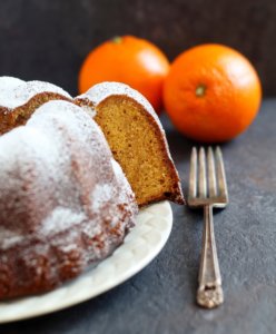 Ciambella allo zucchero muscovado, succo d'arancia e farina di nocciole
