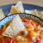 Salsa di mango per pollo, pesce e nachos.