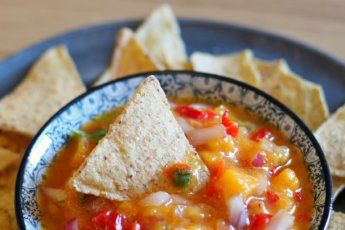Salsa di mango per pollo, pesce e nachos.