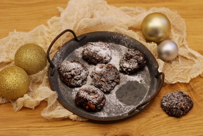 Biscotti scrocchiarelli cioccolato e arachidi.