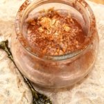 Bicchierini di mousse al caffè con crumble.