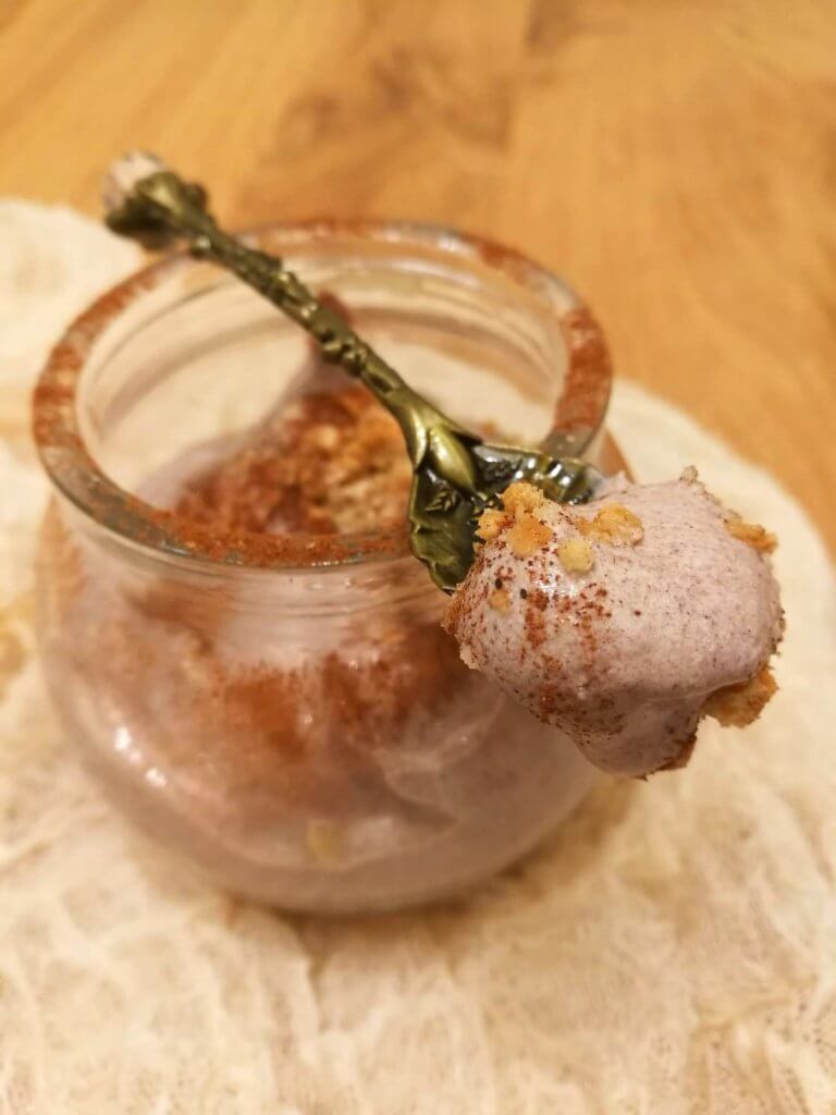 Bicchierini di mousse al caffè con crumble.