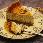 Cheesecake con noci e sciroppo d’acero.