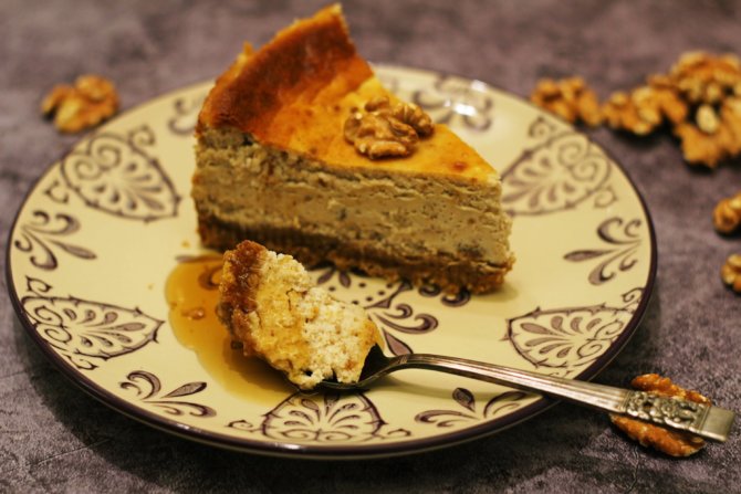 Cheesecake con noci e sciroppo d'acero.