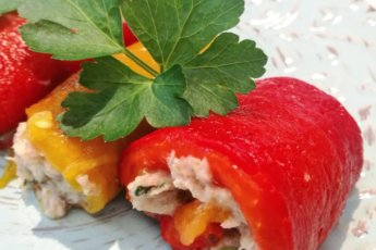Rotolini di peperoni al tonno.