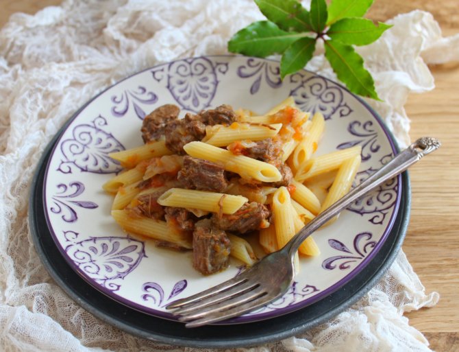Pasta con sugo genovese.