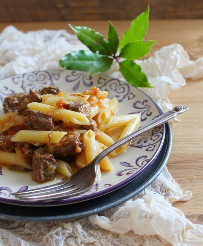 Pasta con sugo genovese.