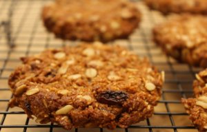 Biscotti ANZAC con avena e uvetta, ricetta di Yotam Ottolenghi.