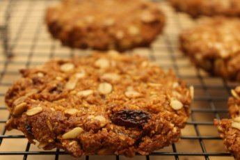 Biscotti ANZAC con avena e uvetta, ricetta di Yotam Ottolenghi.