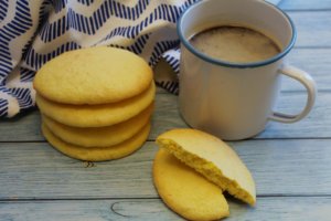 Biscotti morbidi con soli tre ingredienti.