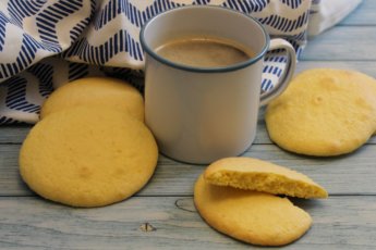 Biscotti morbidi con soli tre ingredienti.