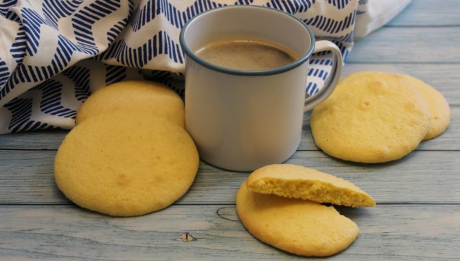 Biscotti morbidi con soli tre ingredienti.