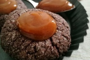 Biscotti semplici al cioccolato ripieni di dulce de leche.