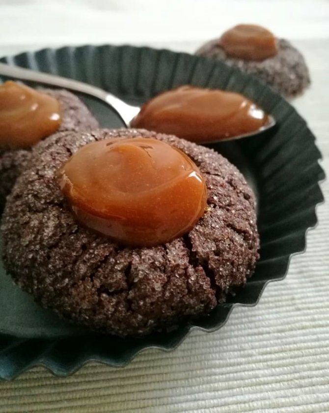 Biscotti semplici al cioccolato ripieni di dulce de leche.