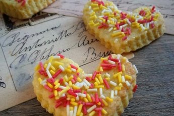 Biscotti alla frolla con zafferano e rum.