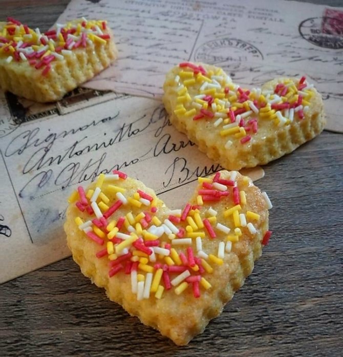 Biscotti alla frolla con zafferano e rum.