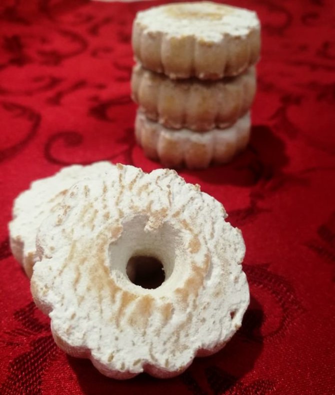 Canestrelli liguri, ricetta tipica per biscotti friabili e delicati a forma di margherita.