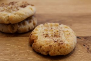 Biscotti friabili al tahin di Yotam Ottolenghi.