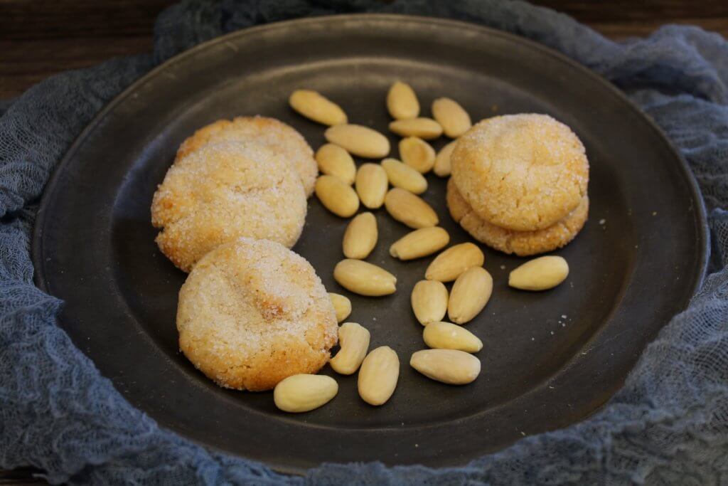 Biscotti vegani con okara o farina di mandorle.