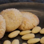 Biscotti vegani con okara o farina di mandorle.