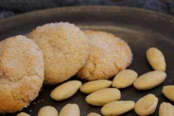 Biscotti vegani con okara o farina di mandorle.