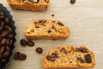 Cantucci ( o tozzetti) al caffè e pezzetti di cioccolato fondente.