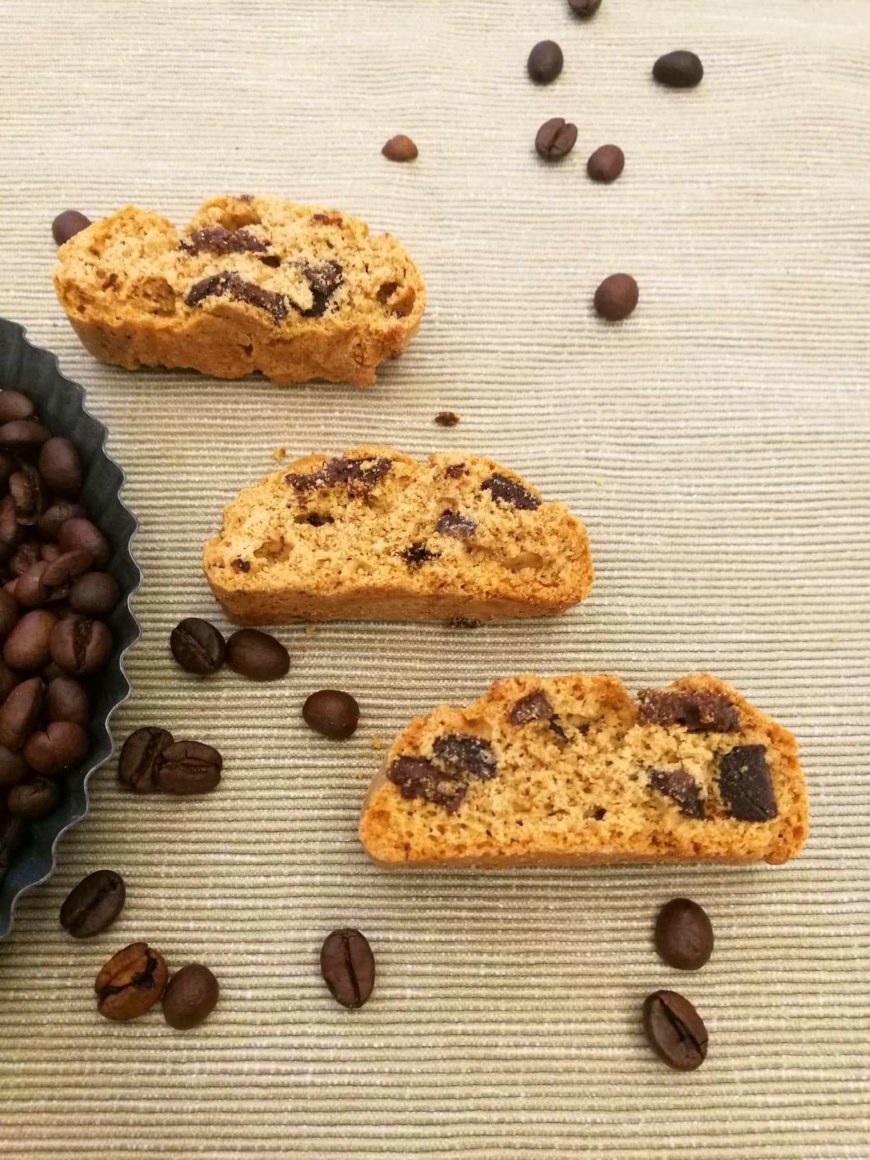 Cantucci ( o tozzetti) al caffè e pezzetti di cioccolato fondente.