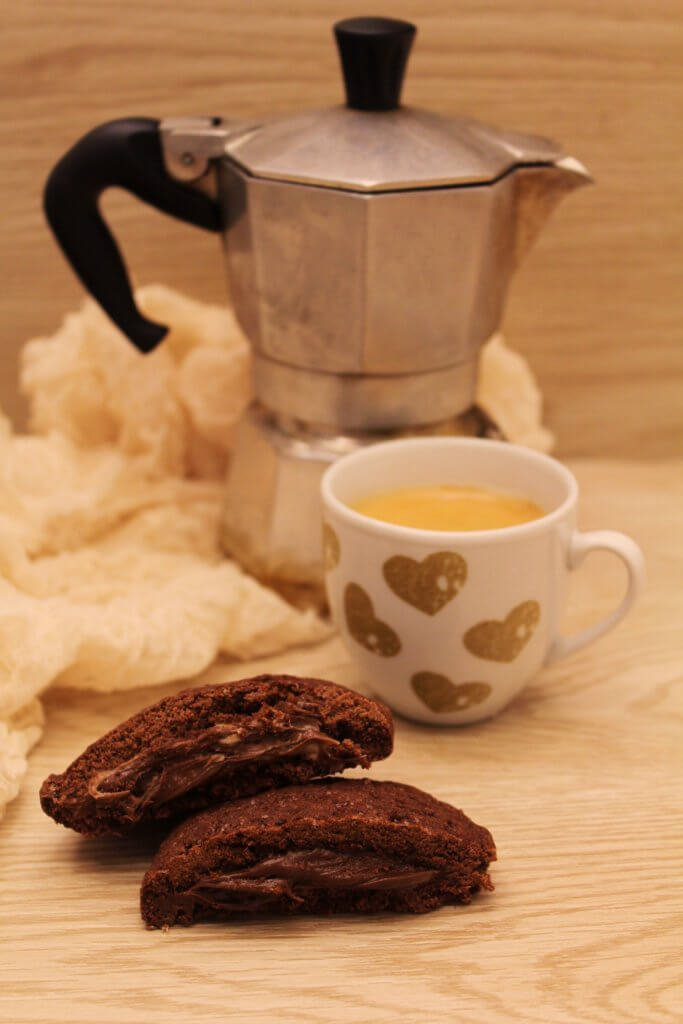 Biscotti tipo Grisbì con ripieno alla crema di nocciole.