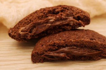 Biscotti tipo Grisbì con ripieno alla crema di nocciole.