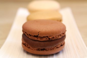 Macarons al cioccolato, ricetta di Luca Montersino.