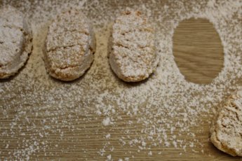 Ricciarelli senesi, biscotti al marzapane tipici di Siena.