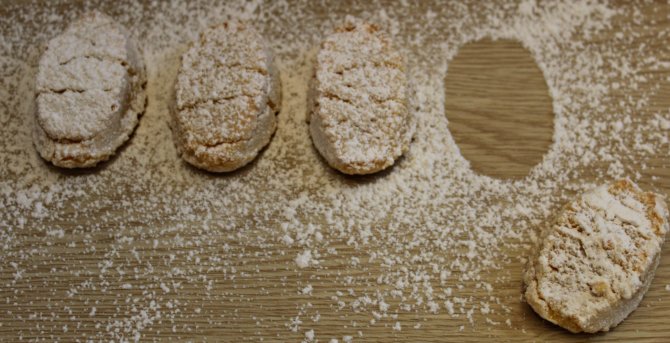 Ricciarelli senesi, biscotti al marzapane tipici di Siena.