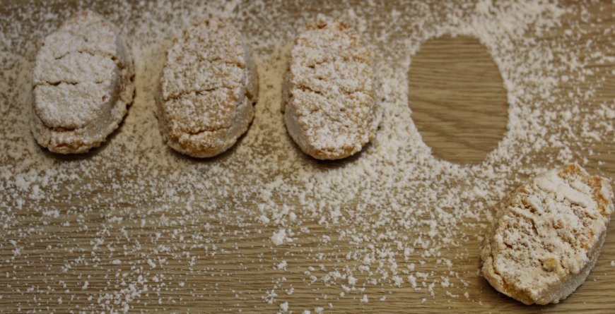 Ricciarelli senesi, biscotti al marzapane tipici di Siena.