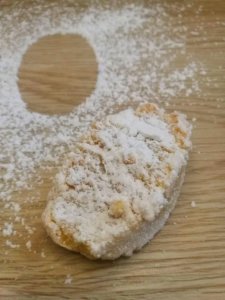 Ricciarelli senesi, biscotti al marzapane tipici di Siena.