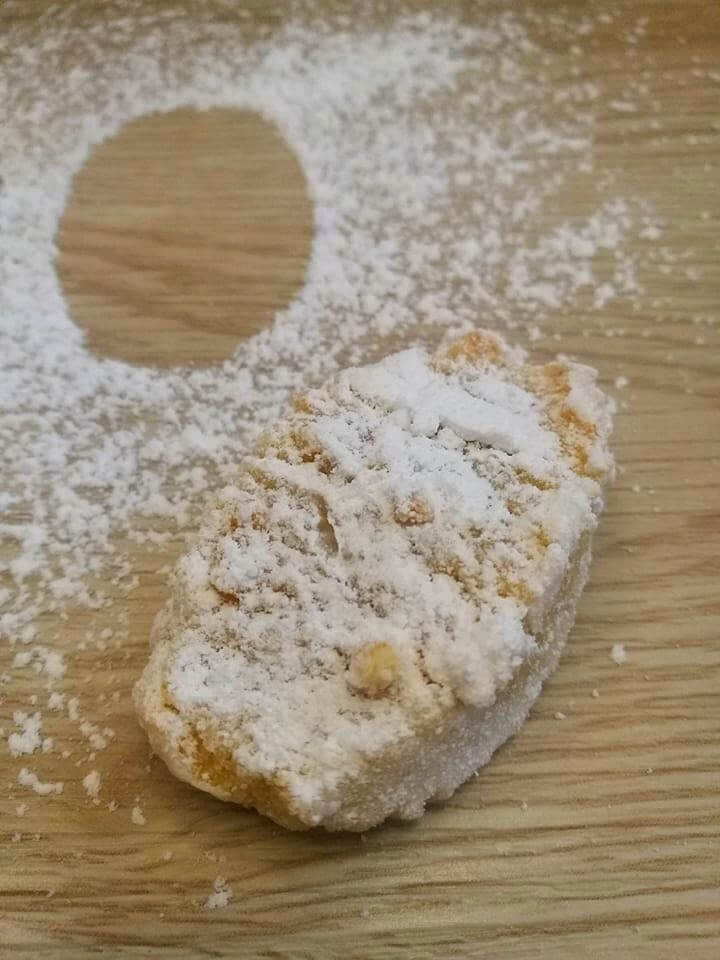 Ricciarelli senesi, biscotti al marzapane tipici di Siena.