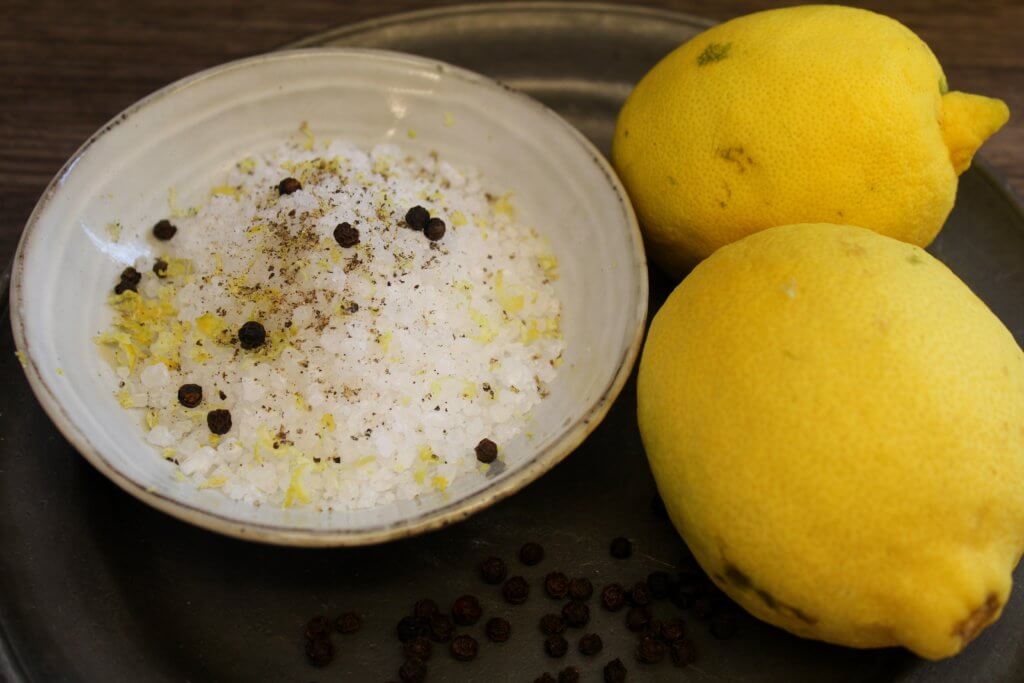 Sale aromatico al limone e pepe nero.