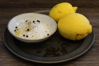 Sale aromatico al limone e pepe nero.